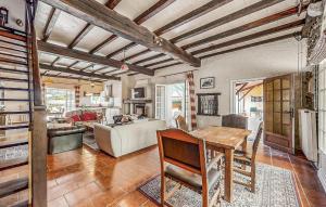 Maisons de vacances 4 Bedroom Stunning Home In Escos : photos des chambres