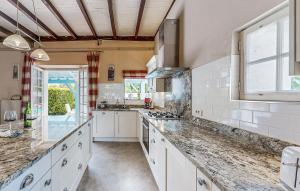 Maisons de vacances 4 Bedroom Stunning Home In Escos : photos des chambres