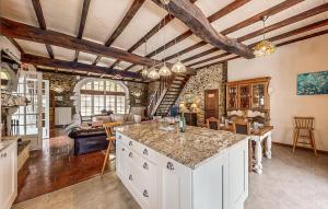 Maisons de vacances 4 Bedroom Stunning Home In Escos : photos des chambres