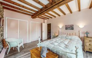 Maisons de vacances 4 Bedroom Stunning Home In Escos : photos des chambres