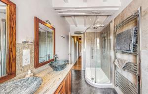 Maisons de vacances 4 Bedroom Stunning Home In Escos : photos des chambres