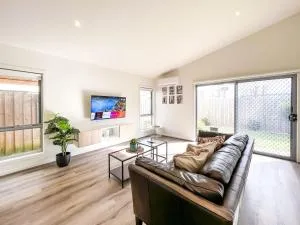 Modern Berwick Home with Fast WiFi Garage - Hallam