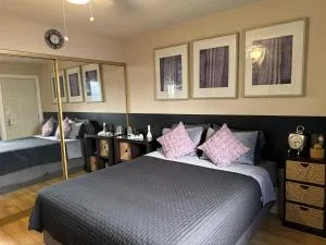 Le Noir, A private bedroom with a private entrance - shared bathroom - Garnet