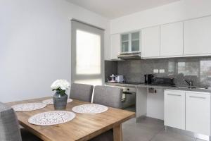 Luxury Tower with Pool & Gym Sleeps 4