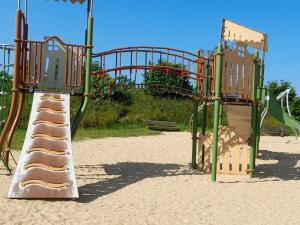 Appartements Appartement refait a neuf avec loggia et parking, a 2 pas de la plage et des commerces - FR-1-712-7 : Appartement