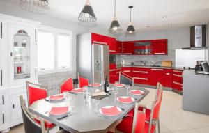 Maisons de vacances Gorgeous Home In Mountboucher Sur Jabro : photos des chambres