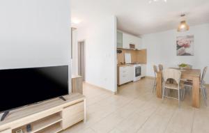 Awesome Home In Segotici