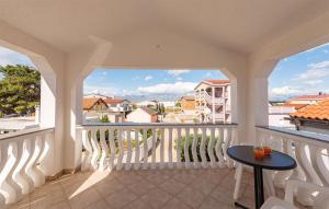 2 Bedroom Cozy Apartment In Vir