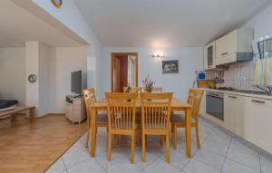 2 Bedroom Cozy Apartment In Vir