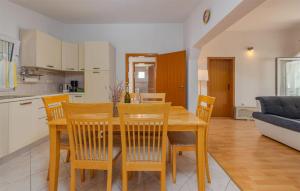 2 Bedroom Cozy Apartment In Vir