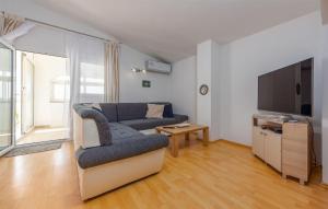 2 Bedroom Cozy Apartment In Vir