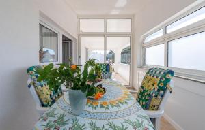 2 Bedroom Cozy Apartment In Vir