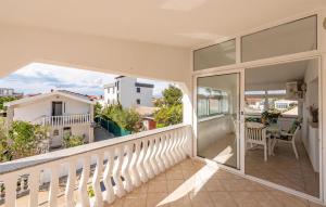 2 Bedroom Cozy Apartment In Vir