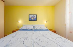 Awesome Apartment In Vir With Wifi