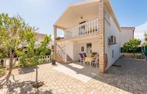 2 Bedroom Amazing Apartment In Vir