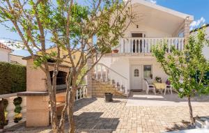 2 Bedroom Amazing Apartment In Vir