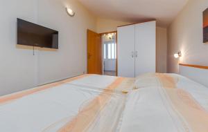 2 Bedroom Amazing Apartment In Vir