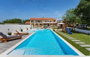 Gorgeous Apartment In Galovac With Wifi - Prkos