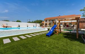 Gorgeous Apartment In Galovac With Wifi