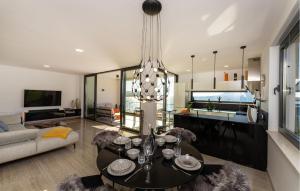 Gorgeous Apartment In Rovanjska