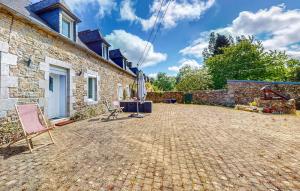 Maisons de vacances Nice Home In Plouagat With Wifi : photos des chambres