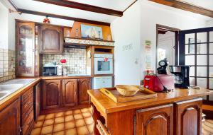 Maisons de vacances Nice Home In Plouagat With Wifi : photos des chambres