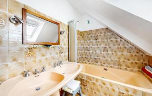 Maisons de vacances Nice Home In Plouagat With Wifi : photos des chambres