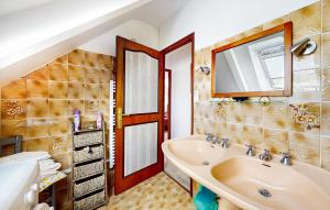 Maisons de vacances Nice Home In Plouagat With Wifi : photos des chambres