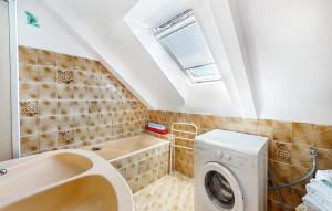 Maisons de vacances Nice Home In Plouagat With Wifi : photos des chambres