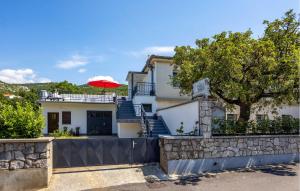4 Bedroom Amazing Home In Povile 