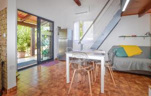 Maisons de vacances 2 Bedroom Awesome Home In Albitreccia : photos des chambres