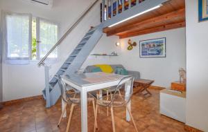 Maisons de vacances 2 Bedroom Awesome Home In Albitreccia : photos des chambres