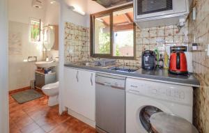 Maisons de vacances 2 Bedroom Awesome Home In Albitreccia : photos des chambres