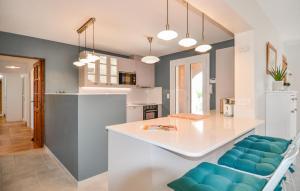 Maisons de vacances Awesome Home In Saint-Siffret With Wifi : photos des chambres