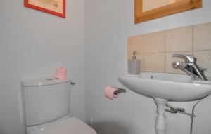 Maisons de vacances Awesome Home In Saint-Siffret With Wifi : photos des chambres