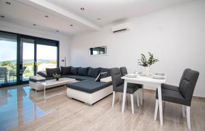 Nice Apartment In Brodarica With Sauna 