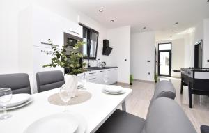 Nice Apartment In Brodarica With Sauna