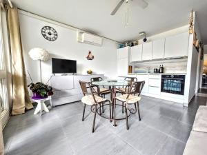 Saint-Cyprien : T2 avec Terrasse, Clim et Parking, Près de la Plage - FR-1-309-470