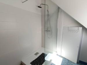 Maisons de vacances Maison a Perros-Guirec avec Jardin, Terrasse, Parking et Animaux Acceptes - FR-1-368-427 : photos des chambres