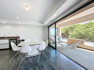 Appartement de standing 100m de la plage - 2 chambres, climatisation, parking, WiFi - FR-1-770-36
