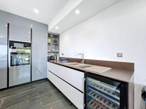 Appartement de standing 100m de la plage - 2 chambres, climatisation, parking, WiFi - FR-1-770-36