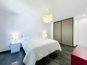 Appartement de standing 100m de la plage - 2 chambres, climatisation, parking, WiFi - FR-1-770-36
