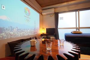Shinjuku 3 min walk from station #projector OH2-3