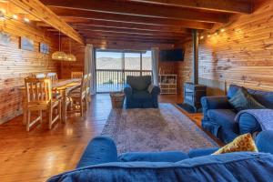 Lark House, Peaceful Mountain Home with Wonderful Ocean Views