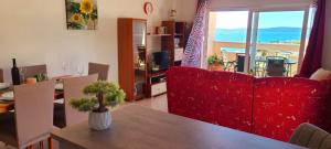 Seaview Apt, communal swimming pool, 250m to beach, parking, 4km to Trogir old town