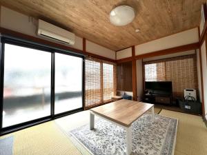 CalmbaseGARAGE ツーリング最適 愛車と泊まる古民家 1階ガレージで雨も安心 水回りフルリノベで女性も快適な清潔宿