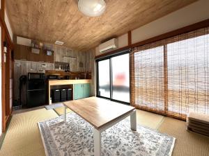 CalmbaseGARAGE ツーリング最適 愛車と泊まる古民家 1階ガレージで雨も安心 水回りフルリノベで女性も快適な清潔宿