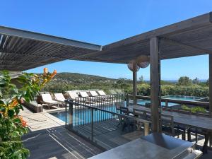 Villas Villa de luxe surplombant la mer, piscine suspendue : photos des chambres