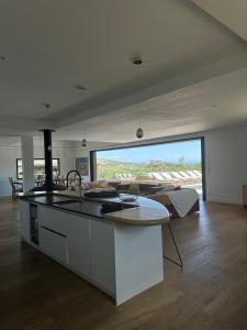 Villas Villa de luxe surplombant la mer, piscine suspendue : photos des chambres