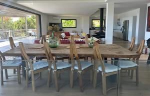 Villas Villa de luxe surplombant la mer, piscine suspendue : photos des chambres